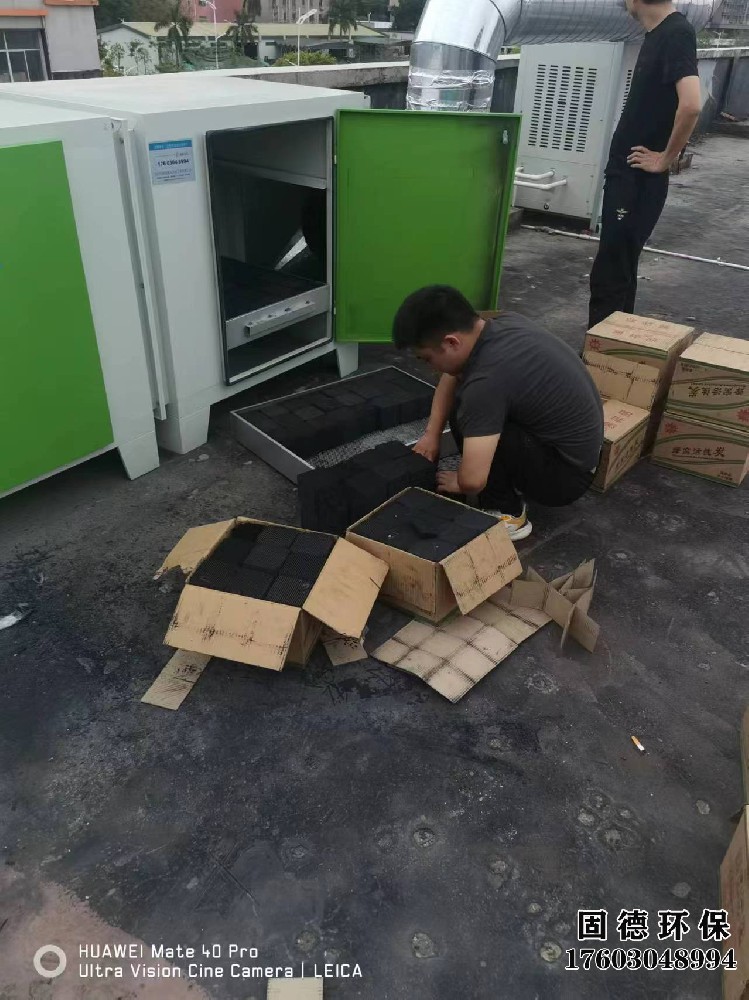 活性炭換碳服務，幫客戶活性炭箱換碳，活性炭箱設備